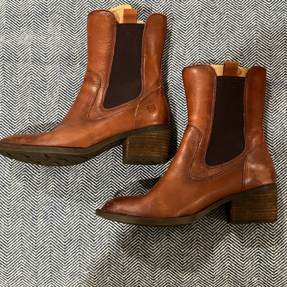 Born Leather Heeled Chelsea boot size 8